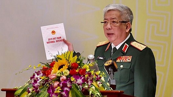 國防部副部長阮志詠上將在會上公佈2019年越南國防白皮書。（圖源：Vietnamnet）