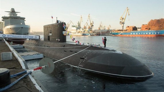 這是11月25日在俄羅斯聖彼得堡拍攝的636.3型潛艇“堪察加彼得羅巴甫洛夫斯克”號。（圖源：新華社）