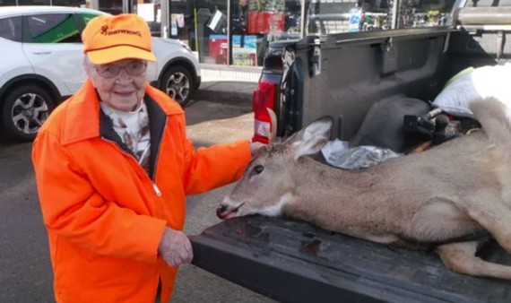 現年104歲的泰特斯獵到她自己人生中的第一頭鹿，她也是迄今最老的“獵鹿人”。（圖源：互聯網）