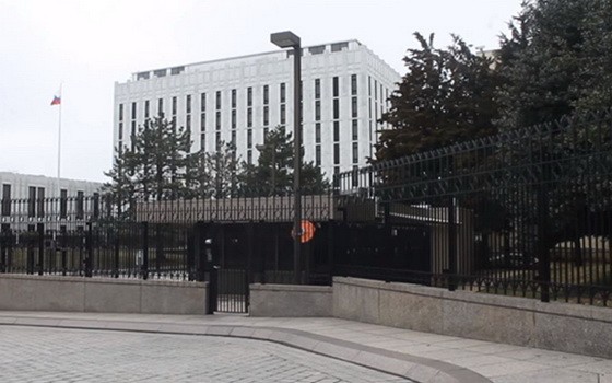 圖為俄羅斯駐美國華盛頓大使館。（圖源：視頻截圖）