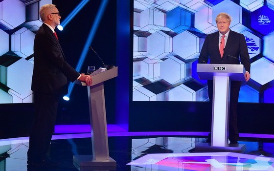 英保守黨（右）與工黨領導人進行大選前電視辯論。（圖源：新華社）