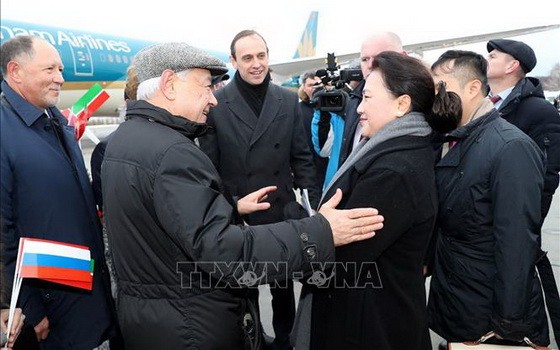 俄羅斯聯邦Tatarstan自治共和國議會主席Mukhametshin 及禮賓部幹部等人親至Kazan機場迎接國會主席阮氏金銀（前右）與越南國會高級代表團。（圖源：越通社）