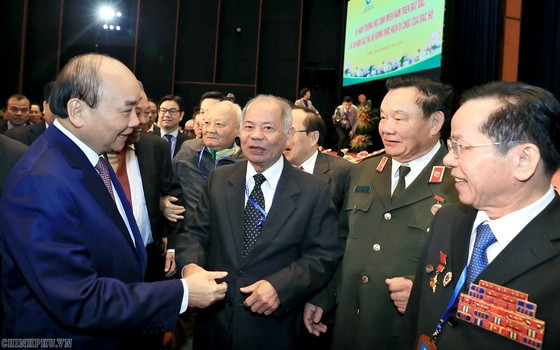 政府總理阮春福（左一）與各南方學生交談。（圖源：光孝）