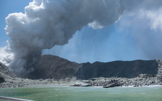 懷特島火山9日爆發，已造成至少5人死亡。（圖源：AFP）