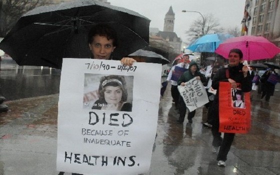 美國醫生冒雨遊行支持眾議院通過醫改法案。（圖源：CNS）