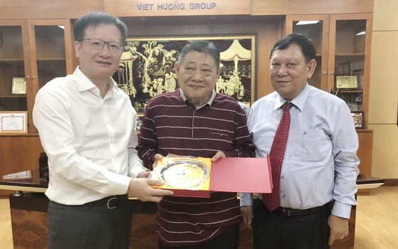 吳東文副廳長(左)贈送紀念品給杭慰瑤董事長(中)。