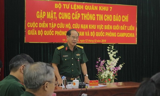 第七軍區政治部副主任黃廷鐘大校在新聞發佈會上發言。（圖源：TNO）
