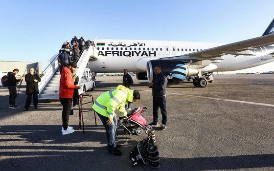 12月12日，在利比亞首都的黎波里米提加國際機場，乘客登上飛機。（圖源：France24）