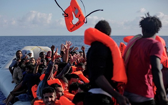 國際移民組織新聞處：自年初以來，共有10多萬名移民、難民橫跨地中海進入歐洲，其中1246人在途中喪生。（圖源：AFP）