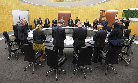 12月16日，在新西蘭首都惠靈頓，新西蘭內閣成員在內閣會議上為火山噴發遇難者默哀。（圖源：AFP）