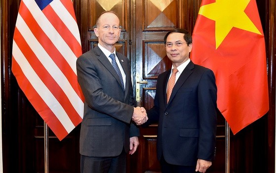 外交部常務副部長裴清山（右）與美國務卿助理戴維‧史迪威舉行會談。（圖源：外交部）