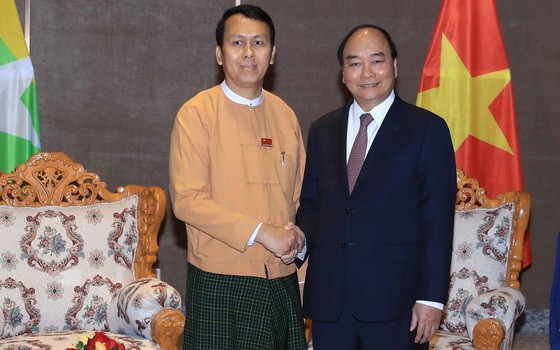 政府總理阮春福（右）接見緬甸仰光省省長吳漂貌登。