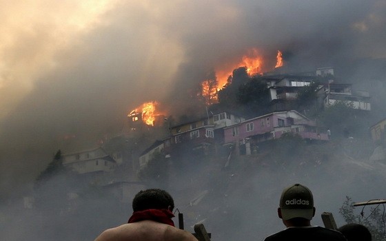 智利瓦爾帕萊索24日下午3時開始發生森林火災，火勢迅速蔓延，目前為止已經燒毀了120所房屋。（圖源：AFP）