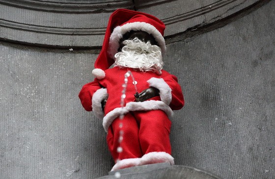 400 歲撒尿小童雕像24日一早應景變身為“聖誕老人”。（圖源：互聯網）