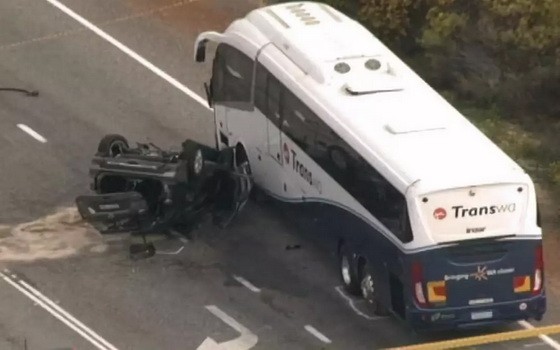 一輛載有3人的小汽車與一輛載有超30人的巴士相撞，造成兩人死亡。（圖源：互聯網）