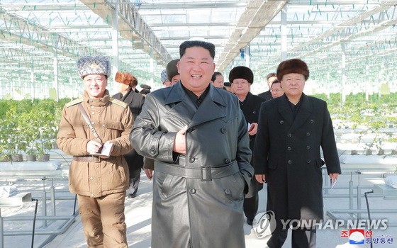朝鮮國務委員會委員長金正恩（中）出席溫室農場投產儀式。（圖源：韓聯社/朝中社）