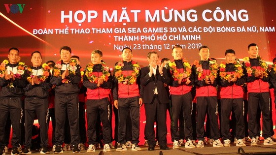 市人委會主席阮成鋒向運動員頒獎。（圖源：VOV）