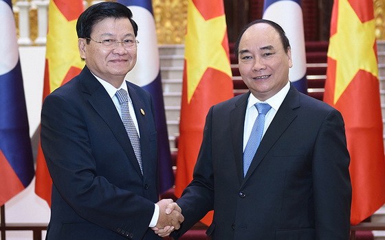 老撾人民民主共和國政府總理通倫‧西蘇里（左）與政府總理阮春福。（圖源：VGP）
