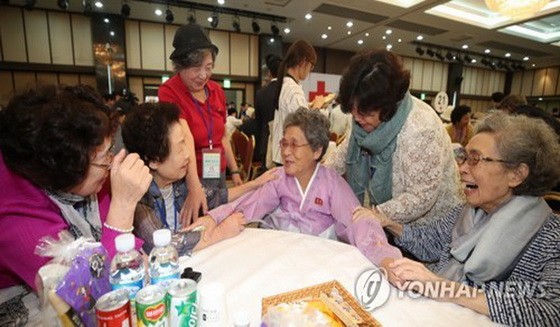 圖為 2018年8月24日，韓朝雙方在金剛山舉行離散家屬團聚活動，朝鮮老人梁次玉（左三，音譯）同她在韓國的五姐妹重逢。（圖源：韓聯社）