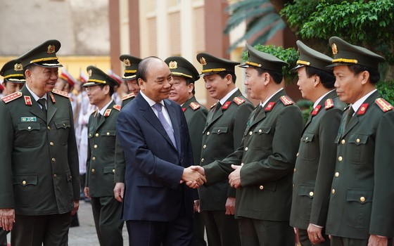 政府總理阮春福（前左二）與人民公安警衛幹部握手致意。（圖源：Chinhphu.vn）