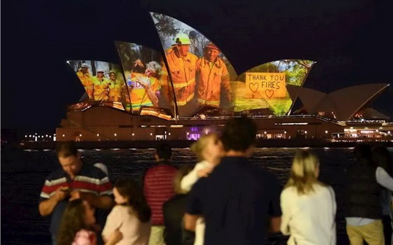 當地時間1月11日，澳大利亞悉尼歌劇院亮燈，投影在建築上的是一張來自山火一線消防員的照片，照片上寫著“感謝你們，消防員。”悉尼歌劇院以此向消防員表達敬意。（圖源：互聯網）