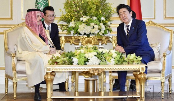 日本首相安倍（右）與沙特外長會談。（圖源：共同社）