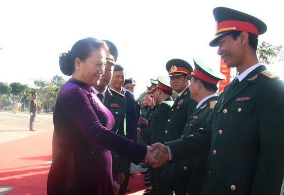 國會主席阮氏金銀（左）親往達樂省探望軍事指揮部幹部、戰士並祝賀新年。（圖源：互聯網）