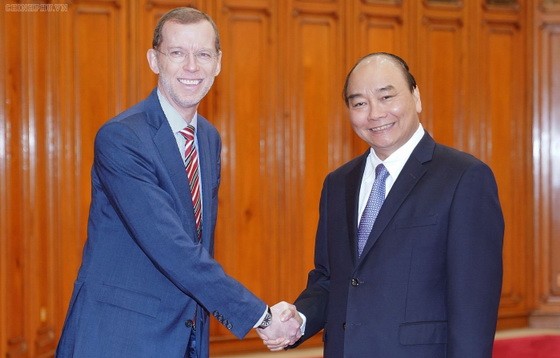 阮春福總理（右）接見哈佛肯尼迪大學校長道格拉斯‧艾爾門多夫（圖源：VGP）
