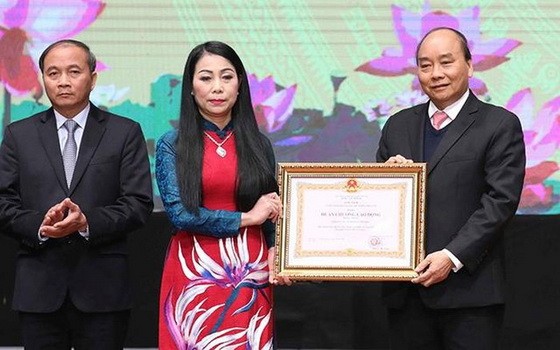 政府總理阮春福（右）向永福省頒授一等勞動勳章。（圖源：PV）