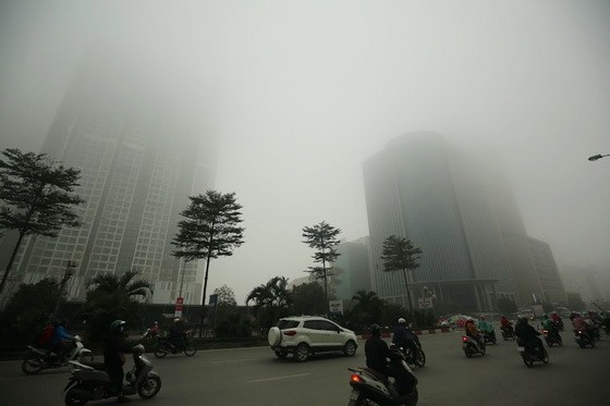 河內市近來遭受嚴重空氣污染侵襲，地方政府勸告民眾外出時應佩戴口罩。（圖源：芝阮）