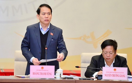 國會法律委員會主任黃清松（左）在會上發言。（圖源：戰勝）