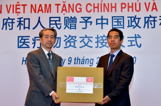 外交部副部長蘇英勇（右）象徵性向中國大使熊波轉交捐贈醫療物資。（圖源：仙安）