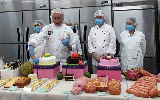 國際烘焙師高肇力(前排左一)介紹使用 天然水果製成的麵包及糕餅。