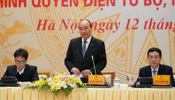 政府總理阮春福（中）在會上發表講話。（圖源：光孝）