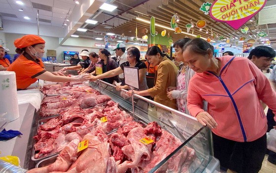消費者在超市裡選購新鮮豬肉。（圖源：慶雲）
