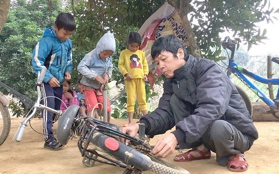 范維勇為遍遠鄉村的學生修理自行車。