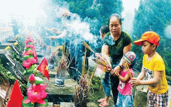 人民在渭川國家陵園上香，銘記烈士英雄。
