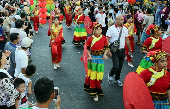 華人女子穿著民族傳統服裝參加元宵巡遊活動。