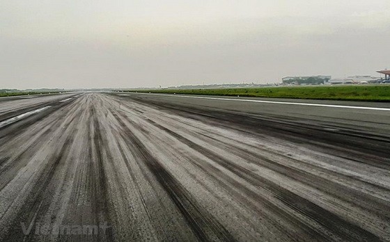 經過檢查25R/07L跑道， 新山一國際機場已發現該跑道瀝清混凝土裂縫日益擴大。（圖源：越通社）
