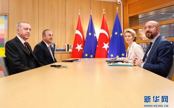 3月9日，在比利時布魯塞爾的歐盟總部，土耳其總統埃爾多安（左一）、土耳其外長恰武什奧盧（左二）、歐洲理事會主席米歇爾（右一）和歐盟委員會主席馮德萊恩出席會談。（圖源：新華社）