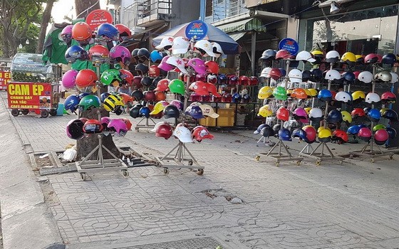 范文同街人行道上售賣廉價安全帽的攤子一瞥。