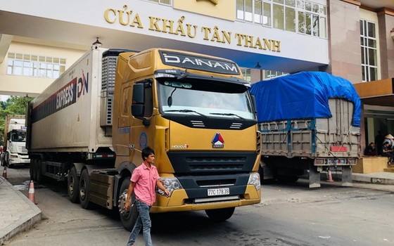 一輛輛農產品大貨車經諒山新清口岸通關後運往中國。（圖源：互聯網）