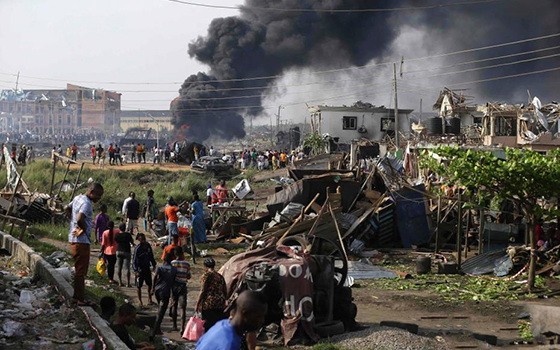 人們聚集在拉各斯爆炸現場附近。（圖源：互聯網）