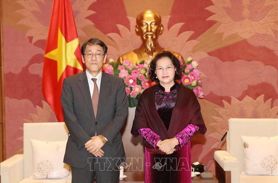 國會主席阮氏金銀（右）接見日本駐越南大使梅田邦夫。（圖源：越通社）