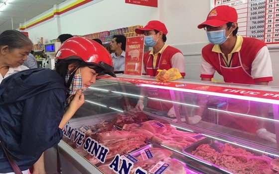 消費者在超市購買豬肉。（圖源：互聯網）