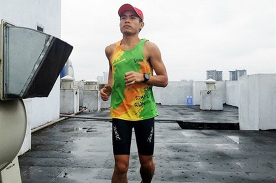 線上居家馬拉松參賽者阮達在其公寓天台上跑了42公里。（圖源：NVCC）