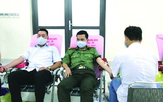 市公安廳幹部及戰士們參加志願捐血活動。