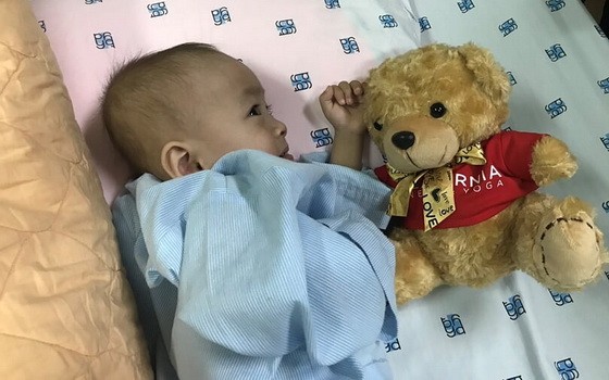 寓居芹苴市的明善(兩歲)是獲FLG集團贊助施手術經費的首名病童。