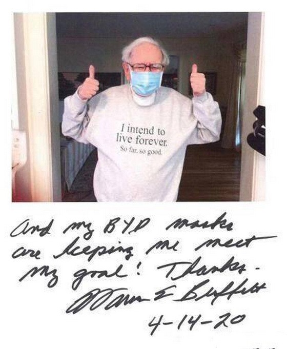 照片中，巴菲特身穿的T恤上寫道：“我想要長命百歲。到目前為止，一切還好。（圖源：互聯網）