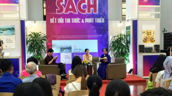 作家蔡金蘭在2019年“越南書籍日”與讀者交流。